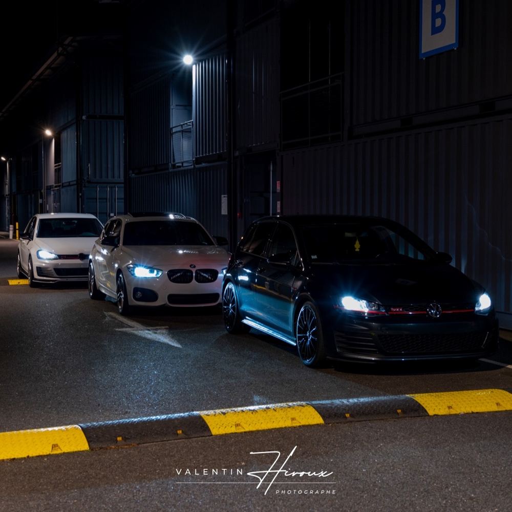 Golf GTI et BMW de nuit