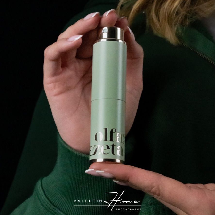 Vaporisateur Olfazeta vert tenu en main