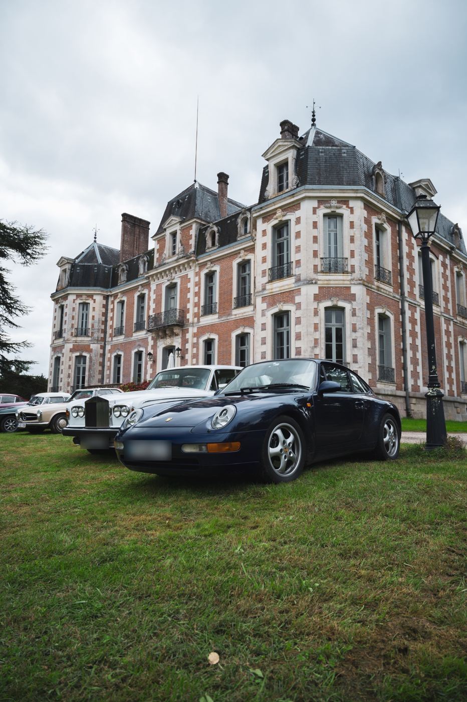 Porsche 993 devant un château