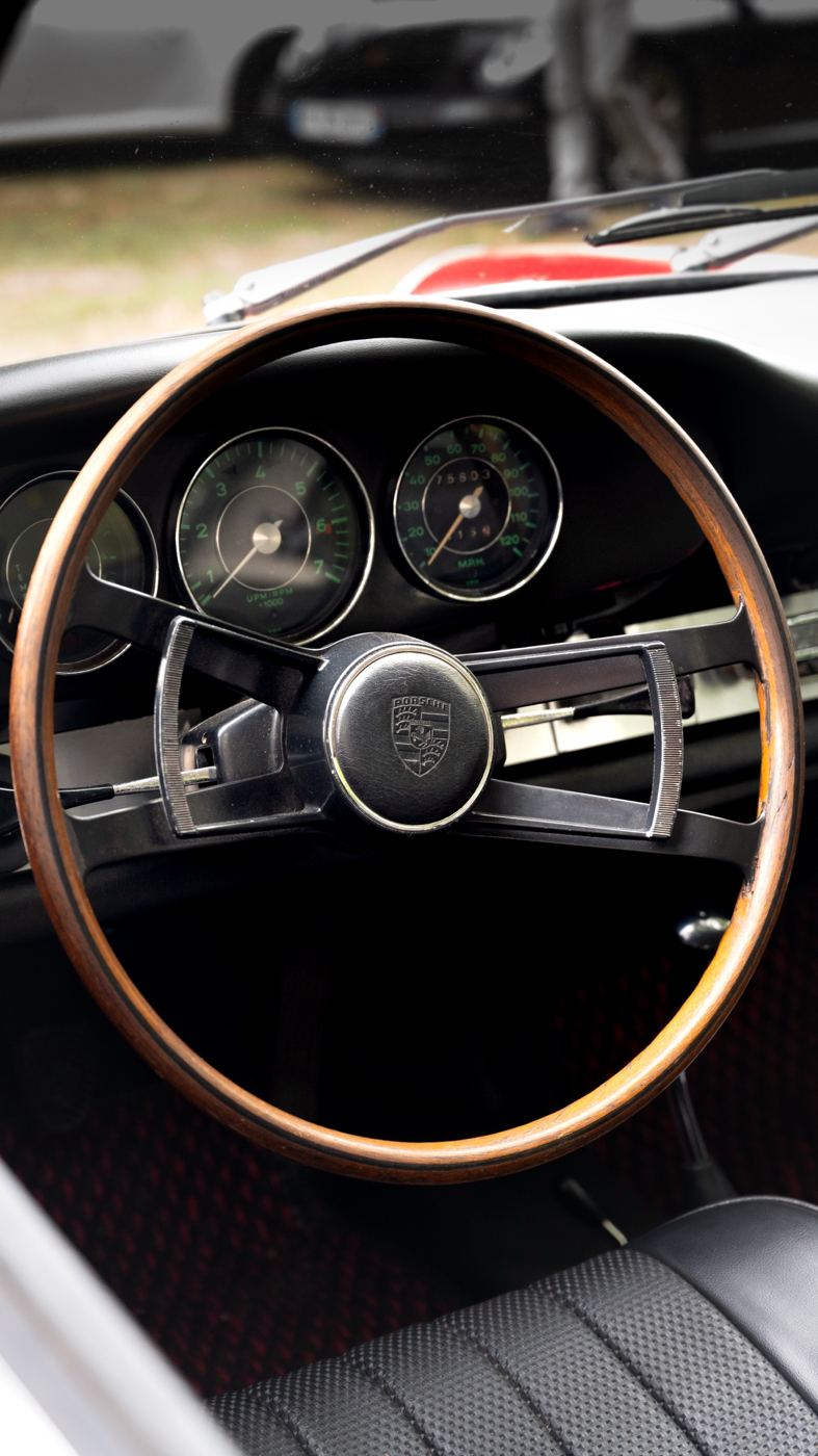 Volant bois d'une Porsche ancienne