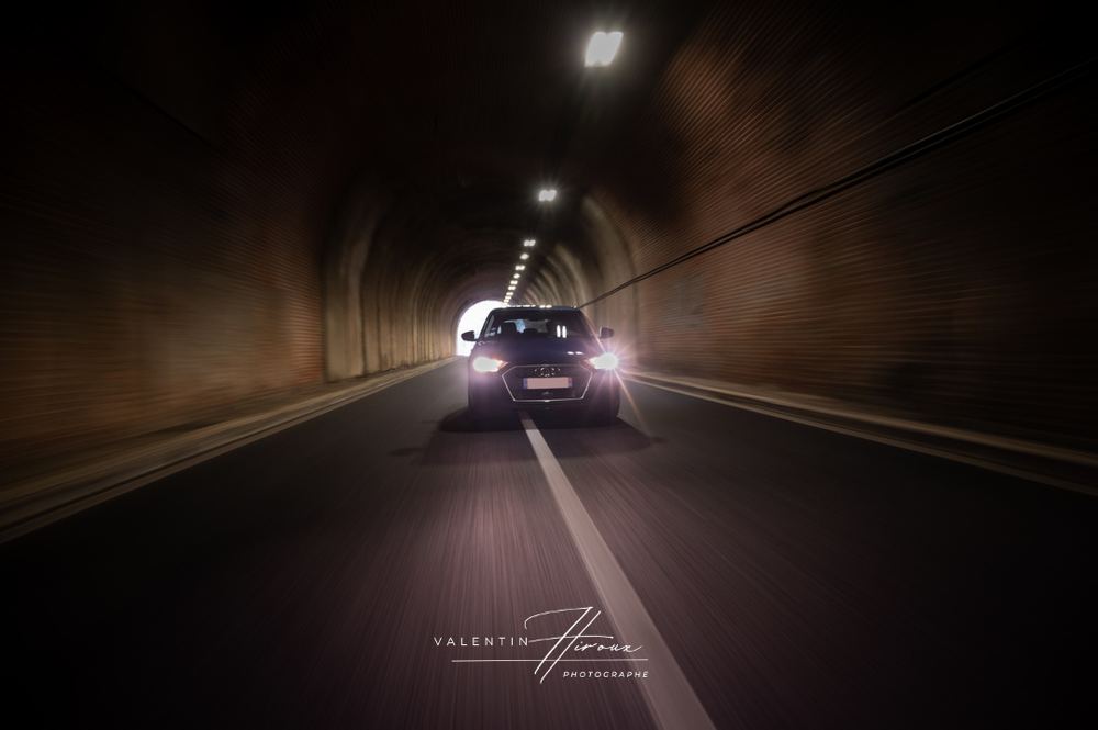 Audi en roulage dans un tunnel